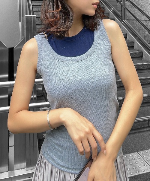 Human 2nd Occasion(ヒューマンセカンドオケージョン)の「カップ付き レイヤード風Uネック タンクトップ(タンクトップ・レディース・グレー/オフホワイト・M)」の4枚目の写真