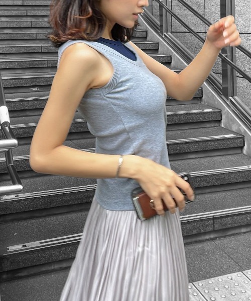 Human 2nd Occasion(ヒューマンセカンドオケージョン)の「カップ付き レイヤード風Uネック タンクトップ(タンクトップ・レディース・グレー/オフホワイト・M)」の5枚目の写真