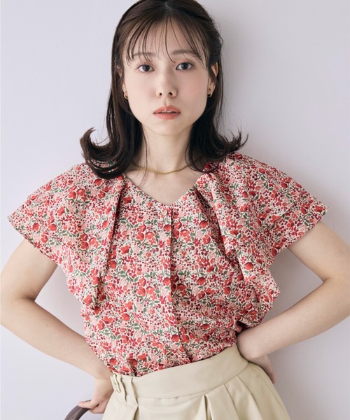 COHINA(コヒナ)の「【COHINA MADE WITH LIBERTY FABRIC】ラッフルスリーブブラウス 【低身長・小柄女性】(シャツ/ブラウス・レディース・ブルー/レッド・ONE SIZE)」の2枚目の写真