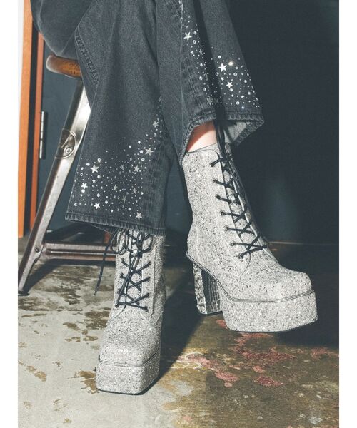 EVRIS(エヴリス)の「【厚底】グリッターレースアップブーツ(ブーツ・レディース・シルバー/ブラック・MEDIUM/LARGE/SMALL)」の2枚目の写真