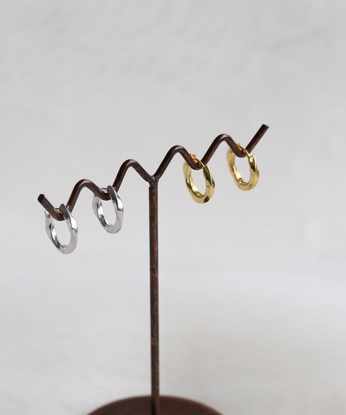 colleca la（コレカラ）の「[silver925]ツイストミニフープピアス〈金属アレルギー対応〉（ピアス（両耳用）・レディース・ゴールド/シルバー・FREE）」の6枚目の写真