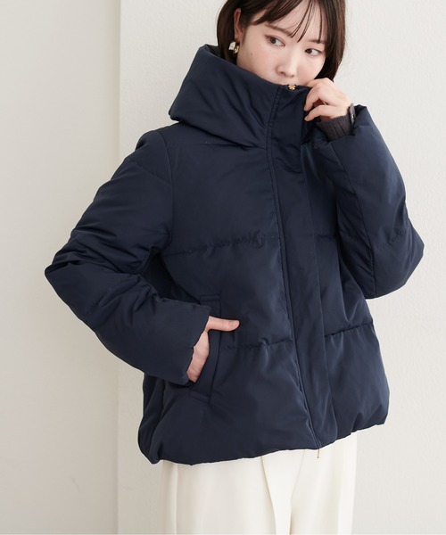 natural couture(ナチュラルクチュール)の「スタンドカラーショートダウン(ダウンジャケット/コート・レディース・グレイッシュベージュ/ブラウン/オフホワイト/ネイビー/ブラック・LARGE/MEDIUM)」の5枚目の写真