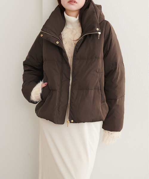natural couture(ナチュラルクチュール)の「スタンドカラーショートダウン(ダウンジャケット/コート・レディース・グレイッシュベージュ/ブラウン/オフホワイト/ネイビー/ブラック・LARGE/MEDIUM)」の4枚目の写真