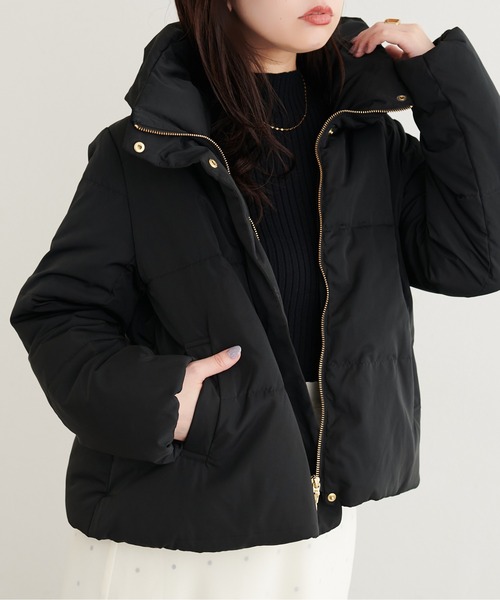 natural couture(ナチュラルクチュール)の「スタンドカラーショートダウン(ダウンジャケット/コート・レディース・グレイッシュベージュ/ブラウン/オフホワイト/ネイビー/ブラック・LARGE/MEDIUM)」の3枚目の写真