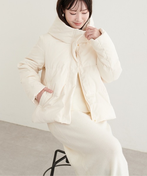 natural couture(ナチュラルクチュール)の「スタンドカラーショートダウン(ダウンジャケット/コート・レディース・グレイッシュベージュ/ブラウン/オフホワイト/ネイビー/ブラック・LARGE/MEDIUM)」の7枚目の写真