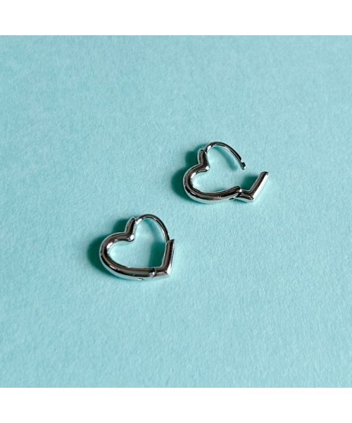 tone（トーン）の「【Seolrem】ハートフープピアス小(MA)（ピアス（両耳用）・レディース・シルバー・FREE）」の6枚目の写真