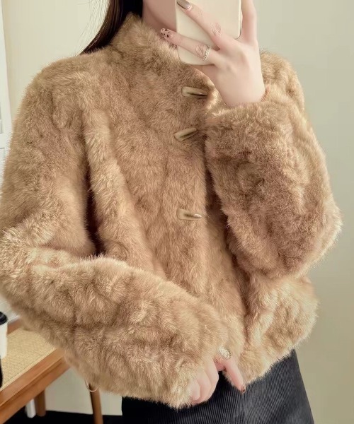 Beststore(ベストストア)の「ふんわり 暖か フェイクファー ショートコート スタンドカラー ジャケット ブルゾン(その他アウター・レディース・モカ/スモークピンク/ライトベージュ/オフホワイト/チャコールグレー・FREE)」の3枚目の写真