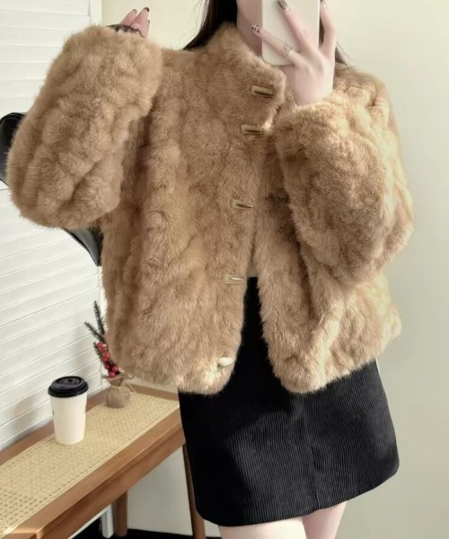 Beststore(ベストストア)の「ふんわり 暖か フェイクファー ショートコート スタンドカラー ジャケット ブルゾン(その他アウター・レディース・モカ/スモークピンク/ライトベージュ/オフホワイト/チャコールグレー・FREE)」の10枚目の写真