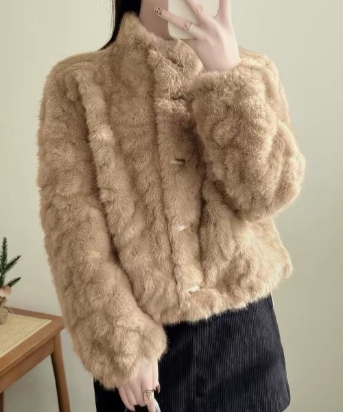 Beststore(ベストストア)の「ふんわり 暖か フェイクファー ショートコート スタンドカラー ジャケット ブルゾン(その他アウター・レディース・モカ/スモークピンク/ライトベージュ/オフホワイト/チャコールグレー・FREE)」の11枚目の写真