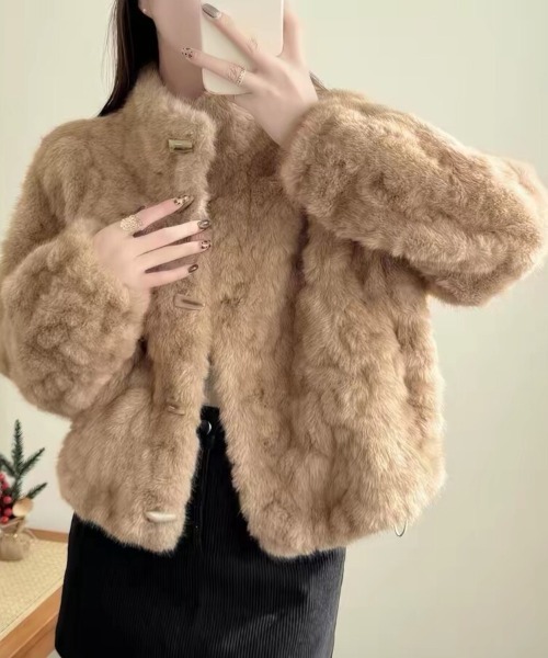 Beststore(ベストストア)の「ふんわり 暖か フェイクファー ショートコート スタンドカラー ジャケット ブルゾン(その他アウター・レディース・モカ/スモークピンク/ライトベージュ/オフホワイト/チャコールグレー・FREE)」の12枚目の写真