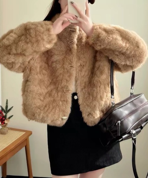 Beststore(ベストストア)の「ふんわり 暖か フェイクファー ショートコート スタンドカラー ジャケット ブルゾン(その他アウター・レディース・モカ/スモークピンク/ライトベージュ/オフホワイト/チャコールグレー・FREE)」の13枚目の写真