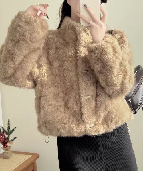 Beststore(ベストストア)の「ふんわり 暖か フェイクファー ショートコート スタンドカラー ジャケット ブルゾン(その他アウター・レディース・モカ/スモークピンク/ライトベージュ/オフホワイト/チャコールグレー・FREE)」の14枚目の写真