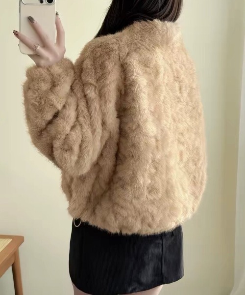 Beststore(ベストストア)の「ふんわり 暖か フェイクファー ショートコート スタンドカラー ジャケット ブルゾン(その他アウター・レディース・モカ/スモークピンク/ライトベージュ/オフホワイト/チャコールグレー・FREE)」の15枚目の写真