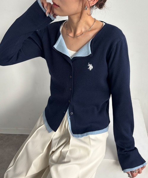 U.S. POLO ASSN.（ユーエスポロアッスン）の「【U.S. POLO ASSN./ユーエスポロアッスン】別注 ロゴ刺繍 コントラストカラー レイヤード ニット カーディガン（カーディガン/ボレロ・レディース・グレー/ブラウン/チャコールグレー/ネイビー・FREE）」の4枚目の写真