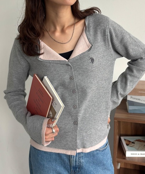 U.S. POLO ASSN.（ユーエスポロアッスン）の「【U.S. POLO ASSN./ユーエスポロアッスン】別注 ロゴ刺繍 コントラストカラー レイヤード ニット カーディガン（カーディガン/ボレロ・レディース・グレー/ブラウン/チャコールグレー/ネイビー・FREE）」の3枚目の写真