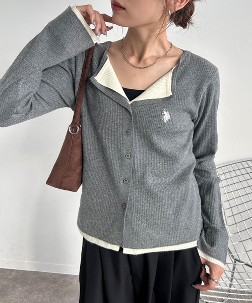 U.S. POLO ASSN.（ユーエスポロアッスン）の「【U.S. POLO ASSN./ユーエスポロアッスン】別注 ロゴ刺繍 コントラストカラー レイヤード ニット カーディガン（カーディガン/ボレロ・レディース・グレー/ブラウン/チャコールグレー/ネイビー・FREE）」の2枚目の写真