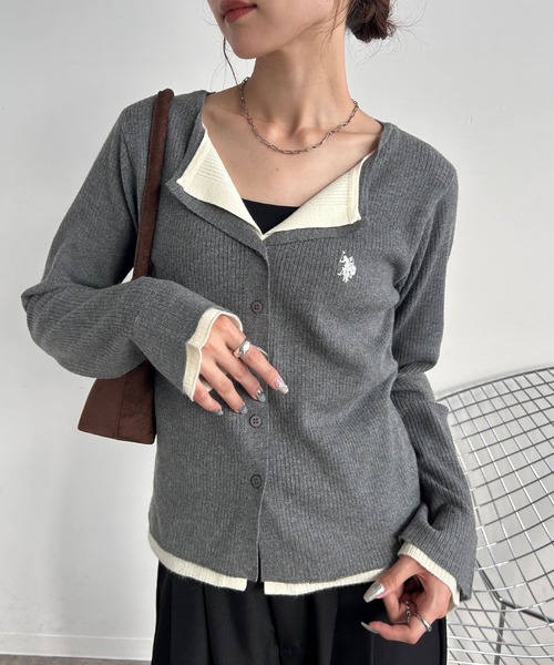 U.S. POLO ASSN.（ユーエスポロアッスン）の「【U.S. POLO ASSN./ユーエスポロアッスン】別注 ロゴ刺繍 コントラストカラー レイヤード ニット カーディガン（カーディガン/ボレロ・レディース・グレー/ブラウン/チャコールグレー/ネイビー・FREE）」の5枚目の写真