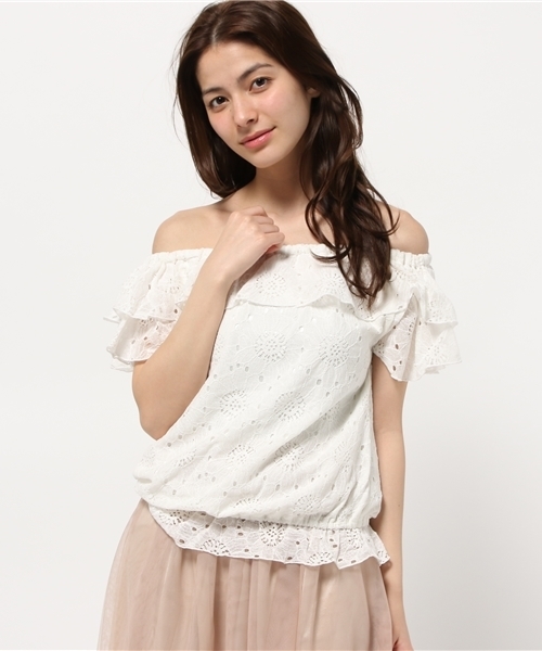 earth music&ecology(アースミュージックアンドエコロジー)の「【2016Summer】オフショルダーレースプルオーバー(Tシャツ/カットソー・レディース・ブラック/オフホワイト/イエロー/ラベンダー・FREE)」の2枚目の写真