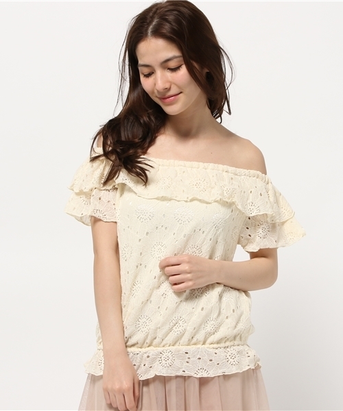 earth music&ecology(アースミュージックアンドエコロジー)の「【2016Summer】オフショルダーレースプルオーバー(Tシャツ/カットソー・レディース・ブラック/オフホワイト/イエロー/ラベンダー・FREE)」の4枚目の写真