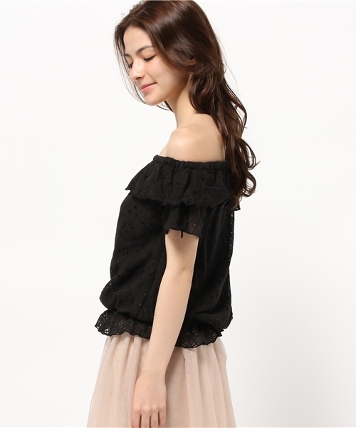 earth music&ecology(アースミュージックアンドエコロジー)の「【2016Summer】オフショルダーレースプルオーバー(Tシャツ/カットソー・レディース・ブラック/オフホワイト/イエロー/ラベンダー・FREE)」の6枚目の写真