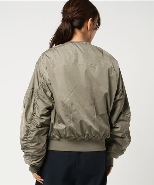 earth music&ecology（アースミュージックアンドエコロジー）の「袖ボリュームリバーシブルファーMA-1（MA-1・レディース・ライトグレー/ブラック/カーキ/ピンク・FREE）」の10枚目の写真