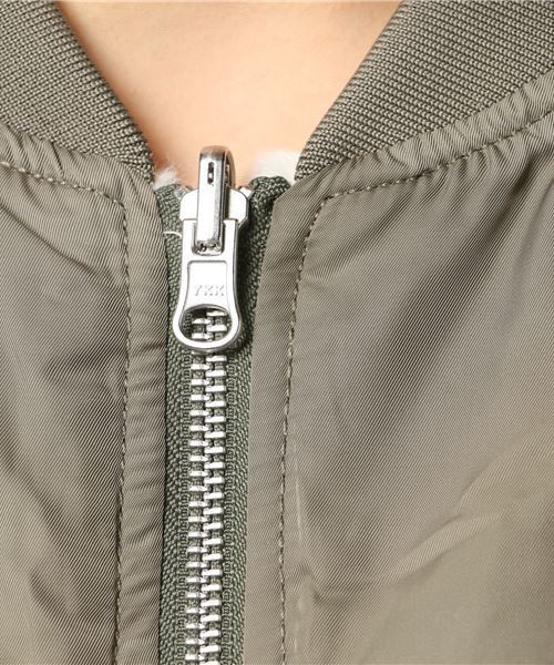 earth music&ecology（アースミュージックアンドエコロジー）の「袖ボリュームリバーシブルファーMA-1（MA-1・レディース・ライトグレー/ブラック/カーキ/ピンク・FREE）」の9枚目の写真