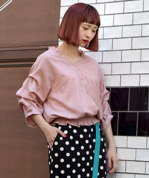 w closet(ダブルクローゼット)の「Vネック袖タックブラウス(シャツ/ブラウス・レディース・ベージュ/ネイビー/ピンク・FREE)」の3枚目の写真