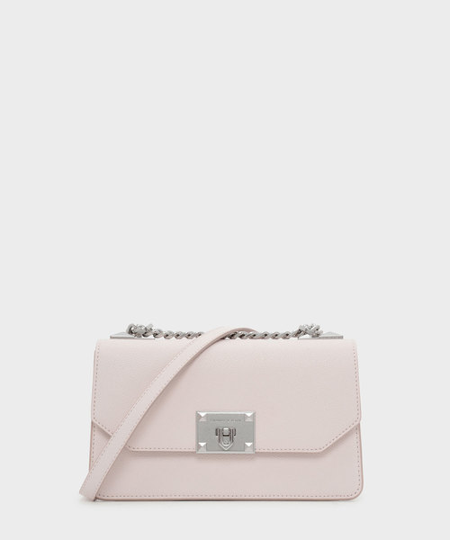 CHARLES & KEITH(チャールズ & キース)の「クラシックフロントフラップクロスボディバッグ / CLASSIC FRONT FLAP CROSSBODY BAG(ショルダーバッグ・レディース・ブラック/ライトピンク/レンガ・S)」の2枚目の写真