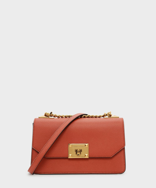 CHARLES & KEITH(チャールズ & キース)の「クラシックフロントフラップクロスボディバッグ / CLASSIC FRONT FLAP CROSSBODY BAG(ショルダーバッグ・レディース・ブラック/ライトピンク/レンガ・S)」の3枚目の写真