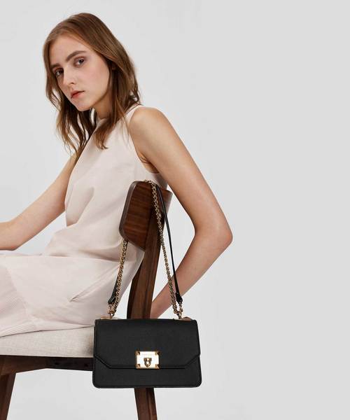CHARLES & KEITH(チャールズ & キース)の「クラシックフロントフラップクロスボディバッグ / CLASSIC FRONT FLAP CROSSBODY BAG(ショルダーバッグ・レディース・ブラック/ライトピンク/レンガ・S)」の8枚目の写真