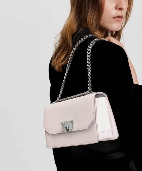 CHARLES & KEITH(チャールズ & キース)の「クラシックフロントフラップクロスボディバッグ / CLASSIC FRONT FLAP CROSSBODY BAG(ショルダーバッグ・レディース・ブラック/ライトピンク/レンガ・S)」の9枚目の写真