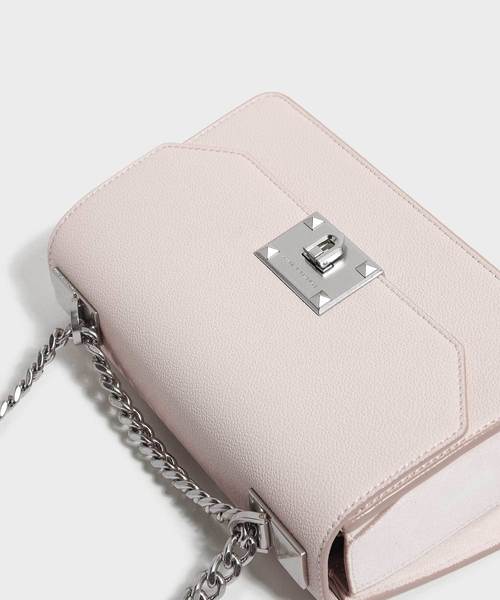 CHARLES & KEITH(チャールズ & キース)の「クラシックフロントフラップクロスボディバッグ / CLASSIC FRONT FLAP CROSSBODY BAG(ショルダーバッグ・レディース・ブラック/ライトピンク/レンガ・S)」の10枚目の写真