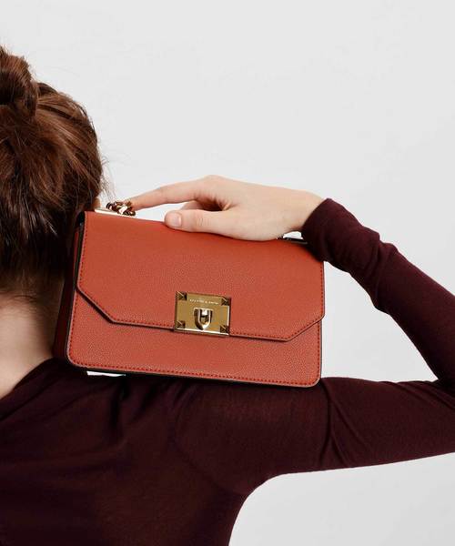 CHARLES & KEITH(チャールズ & キース)の「クラシックフロントフラップクロスボディバッグ / CLASSIC FRONT FLAP CROSSBODY BAG(ショルダーバッグ・レディース・ブラック/ライトピンク/レンガ・S)」の14枚目の写真