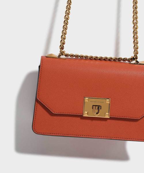 CHARLES & KEITH(チャールズ & キース)の「クラシックフロントフラップクロスボディバッグ / CLASSIC FRONT FLAP CROSSBODY BAG(ショルダーバッグ・レディース・ブラック/ライトピンク/レンガ・S)」の15枚目の写真
