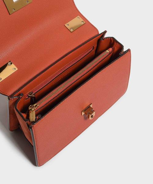 CHARLES & KEITH(チャールズ & キース)の「クラシックフロントフラップクロスボディバッグ / CLASSIC FRONT FLAP CROSSBODY BAG(ショルダーバッグ・レディース・ブラック/ライトピンク/レンガ・S)」の17枚目の写真