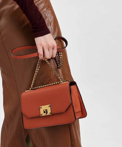 CHARLES & KEITH(チャールズ & キース)の「クラシックフロントフラップクロスボディバッグ / CLASSIC FRONT FLAP CROSSBODY BAG(ショルダーバッグ・レディース・ブラック/ライトピンク/レンガ・S)」の18枚目の写真