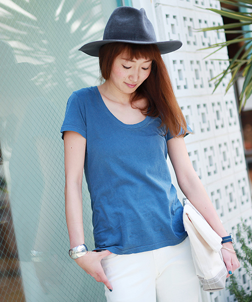 Ray BEAMS(レイビームス)の「Ray BEAMS LOS ANGELES / スクープネック Tシャツ(Tシャツ/カットソー・レディース・ホワイト/チャコールグレー/ブラック/ピンク/サックスブルー/ブルー系その他/オリーブ・1/2)」の6枚目の写真