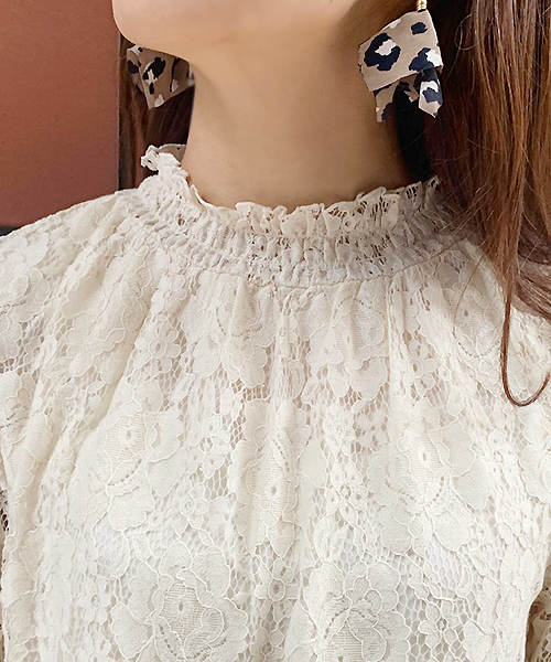 apres jour(アプレジュール)の「レースハイネックトップス【ZOZOTOWN限定アイテム】(シャツ/ブラウス・レディース・ブラック/ベージュ/オフホワイト/モカ・フリー)」の16枚目の写真