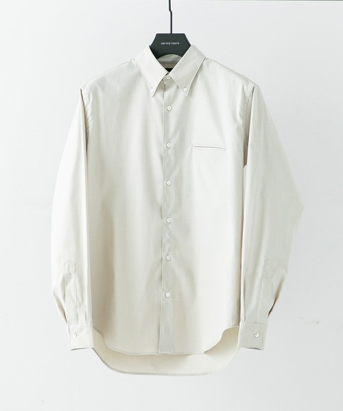 UNITED TOKYO（ユナイテッドトウキョウ）の「シャークスキンボタンダウンロングスリーブシャツ（シャツ/ブラウス・メンズ・オフホワイト/ベージュ/ネイビー/グリーン・1/2/3）」の2枚目の写真