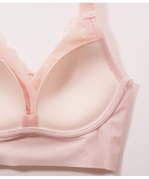 PEACH JOHN（ピーチジョン）の「【寝ている間も寄せ上げメイク。ホックなしで着心地にもこだわった夜用ブラジャー】ぷるふわナイトブラ（ナイトブラ・レディース・ブラック/ピンク/ラベンダー/スモークピンク/ブルー/グレイッシュベージュ/ミント/ネイビー・BC65/BC70/BC75/DE65/DE70/DE75）」の9枚目の写真