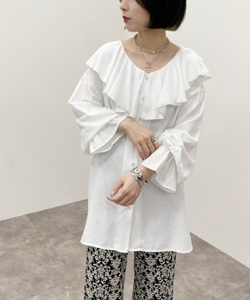 apres jour mignon(アプレジュールミニョン)の「ラッフルエリブラウス 【ZOZOTOWN限定アイテム】(シャツ/ブラウス・レディース・ブラック/オフホワイト/ブルー系その他・フリー/X-LARGE)」の1枚目の写真