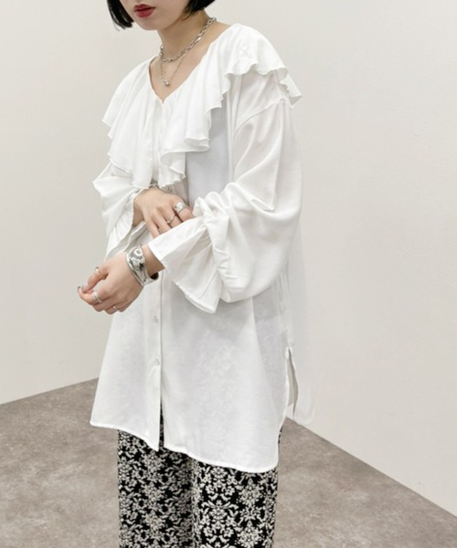 apres jour mignon(アプレジュールミニョン)の「ラッフルエリブラウス 【ZOZOTOWN限定アイテム】(シャツ/ブラウス・レディース・ブラック/オフホワイト/ブルー系その他・フリー/X-LARGE)」の4枚目の写真