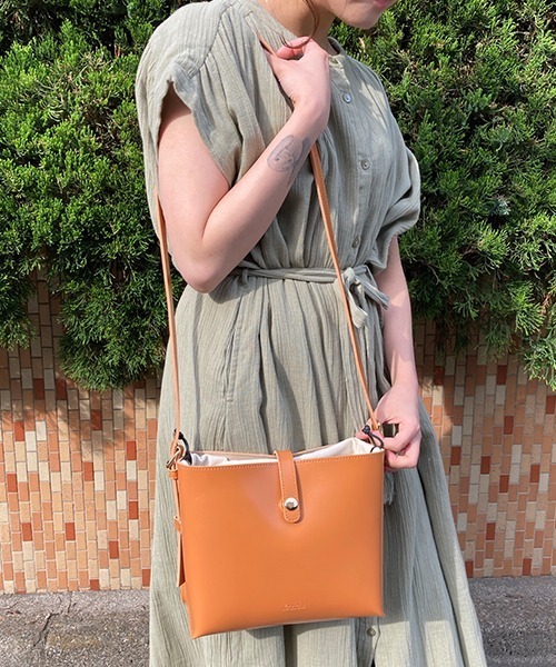 Factor=(ファクターイコール)の「巾着付キャレショルダートートバッグ(ショルダーバッグ・レディース・ブラック/キャメル/グレイッシュベージュ・FREE)」の3枚目の写真