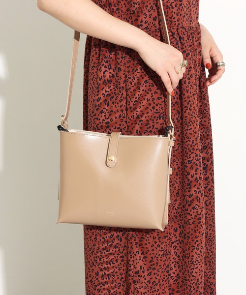 Factor=(ファクターイコール)の「巾着付キャレショルダートートバッグ(ショルダーバッグ・レディース・ブラック/キャメル/グレイッシュベージュ・FREE)」の1枚目の写真