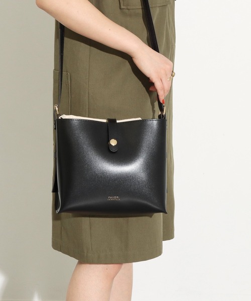 Factor=(ファクターイコール)の「巾着付キャレショルダートートバッグ(ショルダーバッグ・レディース・ブラック/キャメル/グレイッシュベージュ・FREE)」の2枚目の写真