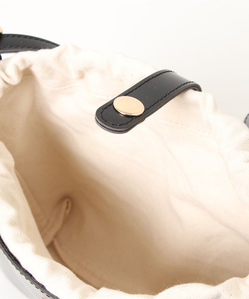 Factor=(ファクターイコール)の「巾着付キャレショルダートートバッグ(ショルダーバッグ・レディース・ブラック/キャメル/グレイッシュベージュ・FREE)」の6枚目の写真