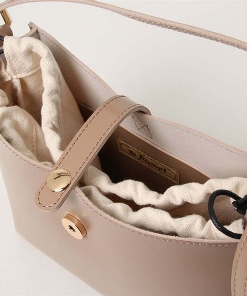 Factor=(ファクターイコール)の「巾着付キャレショルダートートバッグ(ショルダーバッグ・レディース・ブラック/キャメル/グレイッシュベージュ・FREE)」の4枚目の写真