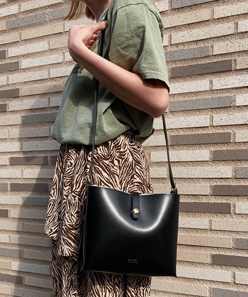 Factor=(ファクターイコール)の「巾着付キャレショルダートートバッグ(ショルダーバッグ・レディース・ブラック/キャメル/グレイッシュベージュ・FREE)」の17枚目の写真