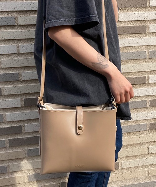 Factor=(ファクターイコール)の「巾着付キャレショルダートートバッグ(ショルダーバッグ・レディース・ブラック/キャメル/グレイッシュベージュ・FREE)」の15枚目の写真