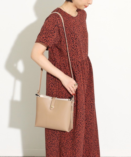 Factor=(ファクターイコール)の「巾着付キャレショルダートートバッグ(ショルダーバッグ・レディース・ブラック/キャメル/グレイッシュベージュ・FREE)」の16枚目の写真